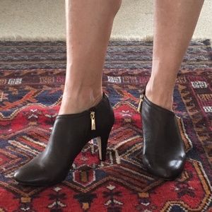 Vince Camuto side-zip bootie - Sz 7